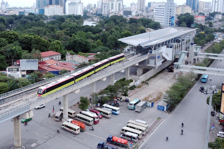 Hình ảnh ấn tượng từ flycam khi tàu đường sắt đô thị Nhổn - ga Hà Nội chạy thử