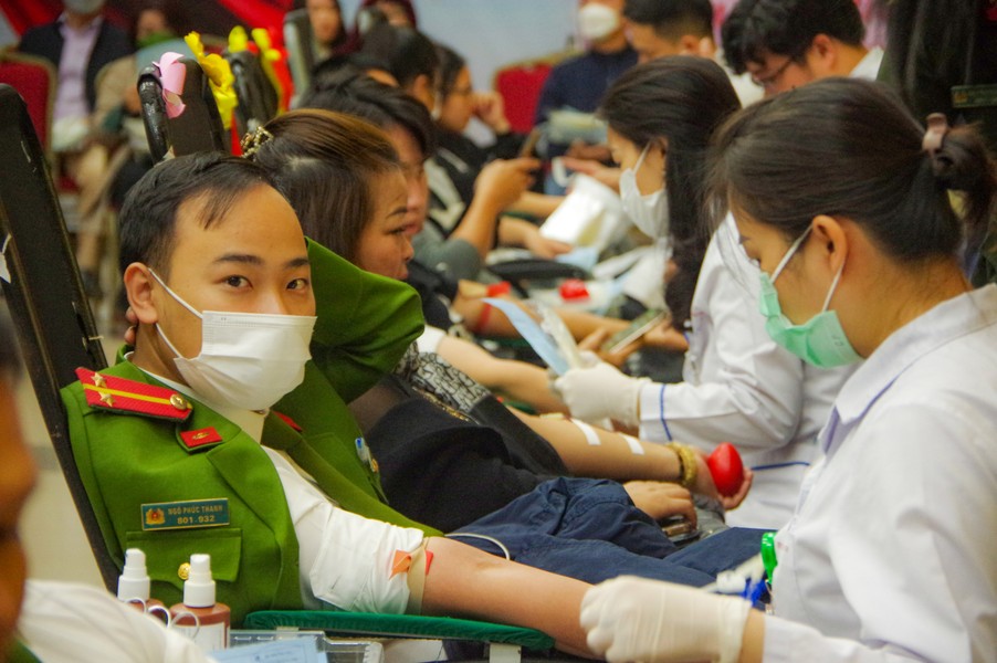 Nữ Công an Thủ đô hiến máu cứu người trong những ngày đầu năm mới 2023