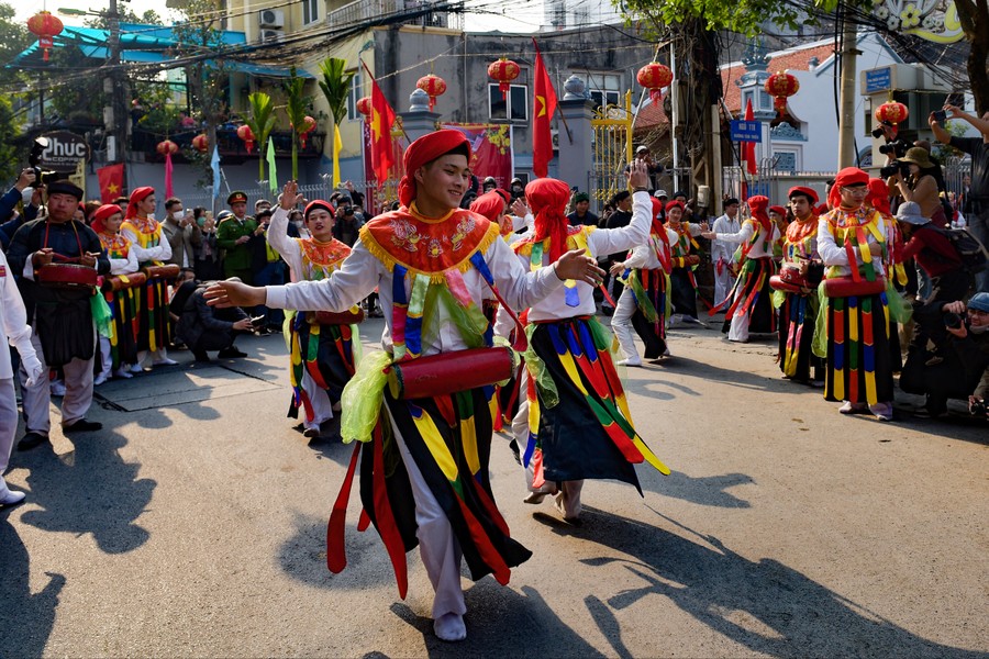 Xem trai giả gái nhảy múa nhịp nhàng, yểu điệu tại lễ hội độc đáo giữa Thủ đô