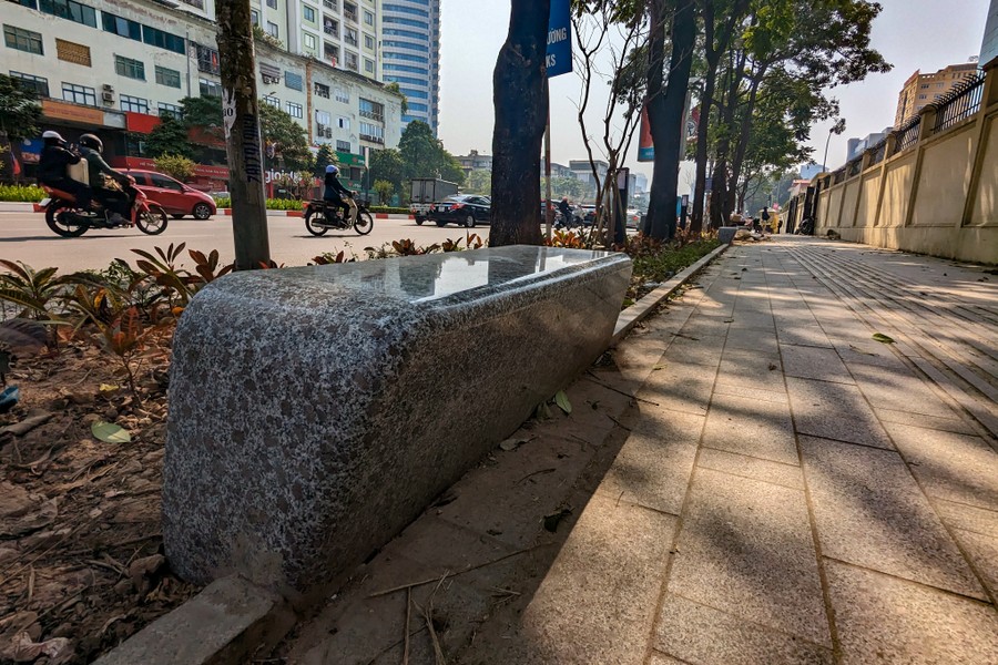 Ngắm hàng ghế đá tối giản tuyệt đẹp trong nắng xuân trên phố Nguyễn Chí Thanh