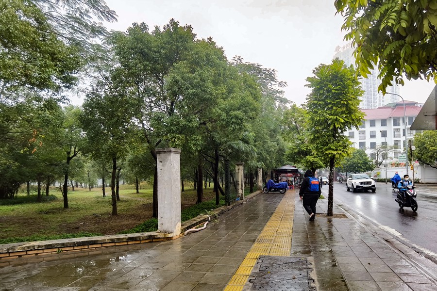 Cận cảnh công viên lớn ở Hà Nội được đề nghị tháo rào sắt phục vụ dân miễn phí