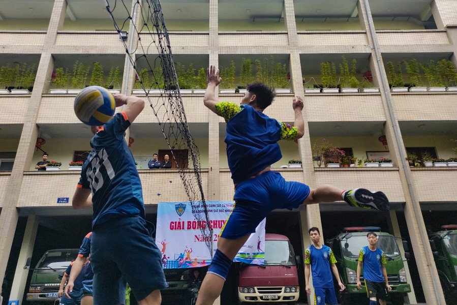 Chiến sỹ Cảnh sát cơ động Thủ đô tranh tài đấu bóng chuyền đầu Xuân Quý Mão
