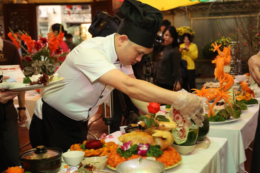 Xem cuộc thi nấu cỗ độc đáo ở phố ẩm thực ngon nức tiếng ở Hà Nội