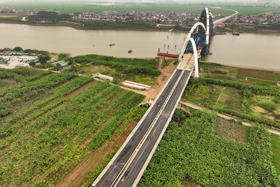 Nhìn từ flycam cầu vòm thép cao nhất Việt Nam với thiết kế độc đáo bắc qua sông Đuống