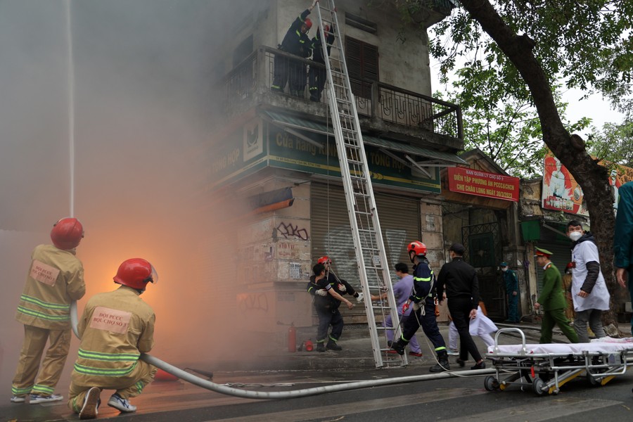 Xem Cảnh sát PCCC cùng người dân diễn tập chữa cháy cứu người tại chợ truyền thống lâu đời ở Hà Nội
