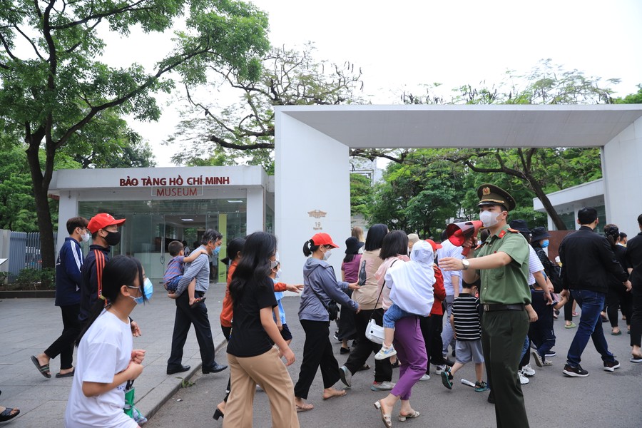 Hà Nội: Ấn tượng với hình ảnh lực lượng Công an phục vụ nhân dân kỳ nghỉ lễ
