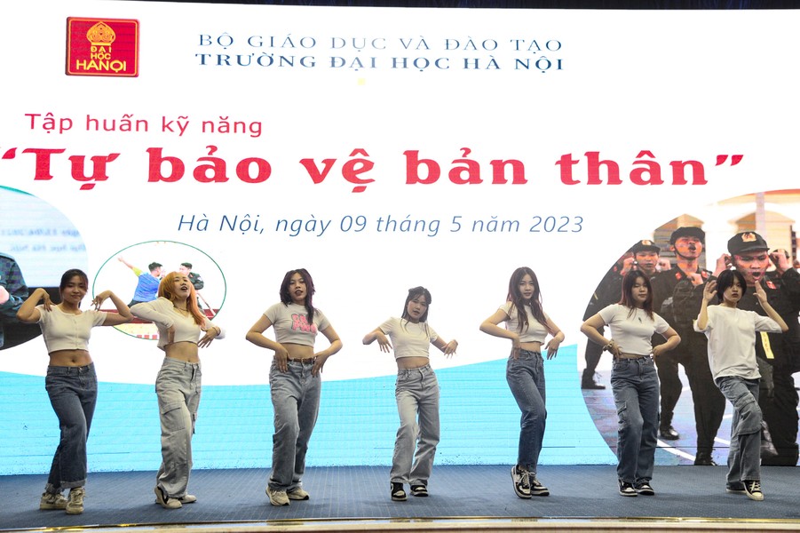 Xem Cảnh sát cơ động CATP Hà Nội hướng dẫn nữ sinh viên kỹ năng phòng vệ 