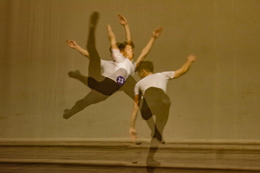 Xem ảnh trình diễn tốt nghiệp ấn tượng của lớp nam diễn viên ballet hiếm hoi của trường múa
