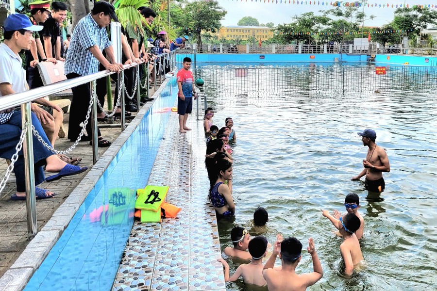 Thanh thiếu niên thích thú tham gia lớp học bơi miễn phí của thanh niên Công an Thủ đô 