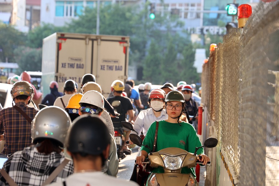 Cảnh ùn tắc sau 1 tuần phân luồng giao thông để thi công 2 cầu thép ở nút giao Mai Dịch, Hà Nội