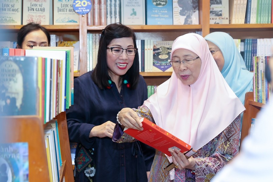 [Ảnh] Thủ tướng Việt Nam cùng Thủ tướng Malaysia và phu nhân trải nghiệm phố sách Hà Nội 