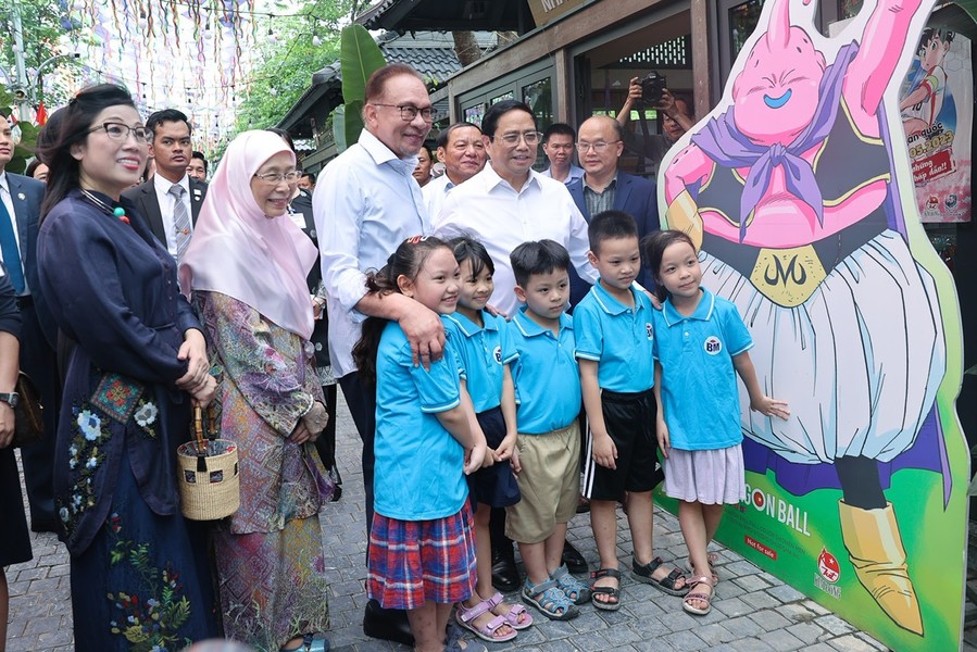 [Ảnh] Thủ tướng Việt Nam cùng Thủ tướng Malaysia và phu nhân trải nghiệm phố sách Hà Nội 