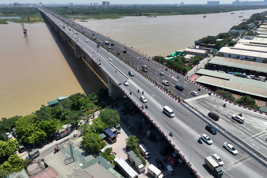 Nhìn từ flycam cầu qua sông Hồng có mặt cắt ngang rộng nhất ở Hà Nội