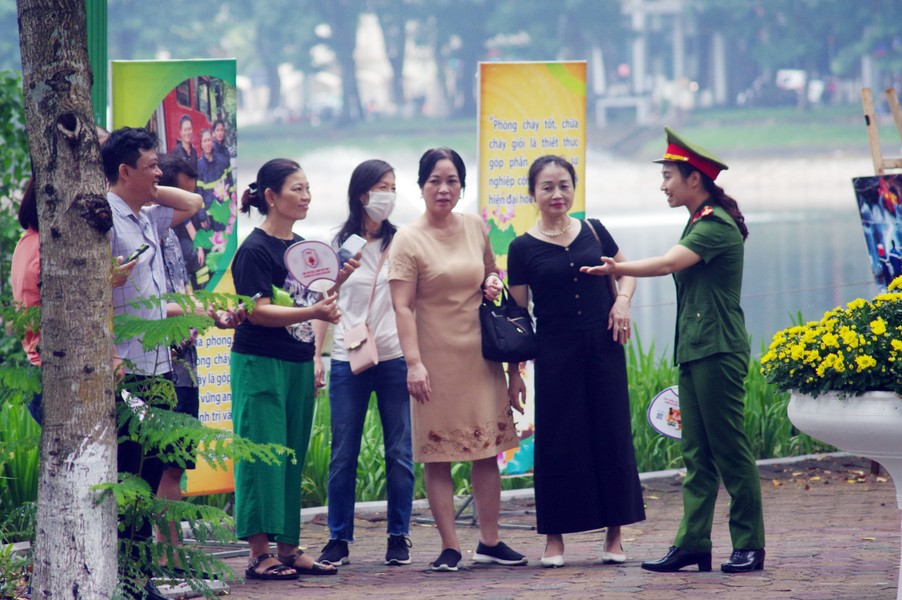 Cận cảnh hoạt động trải nghiệm PCCC và CNCH độc đáo không thể bỏ lỡ đang diễn ra ở Hà Nội