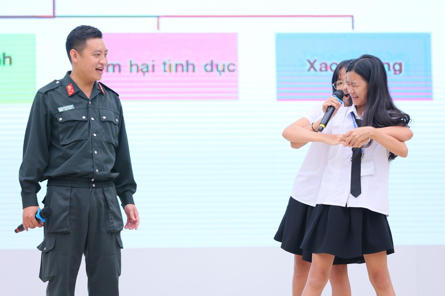 Cảnh sát Cơ động CATP Hà Nội đưa kỹ năng phòng chống bắt cóc, xâm hại vào nhà trường