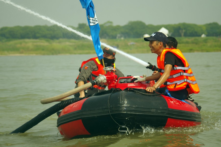 Xem Cảnh sát PCCC Hà Nội hướng dẫn Đội phản ứng nhanh giao thông Thành đoàn thực hành cứu hộ, cứu nạn trên sông Hồng