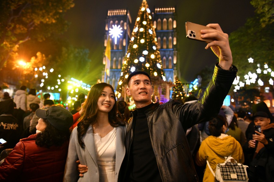 Hình ảnh ấn tượng trong đêm Giáng sinh 2023 an lành, đầy ắp nụ cười ở Thủ đô