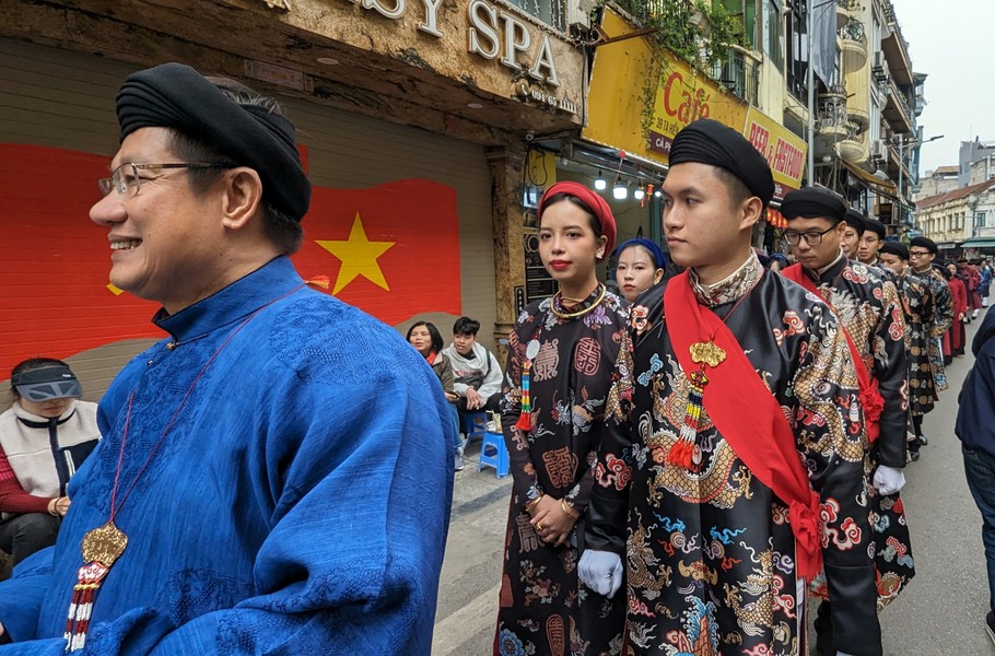 Thiếu nữ đẹp dịu dàng tái hiện nghi lễ Tết cổ truyền trên phố cổ Hà Nội