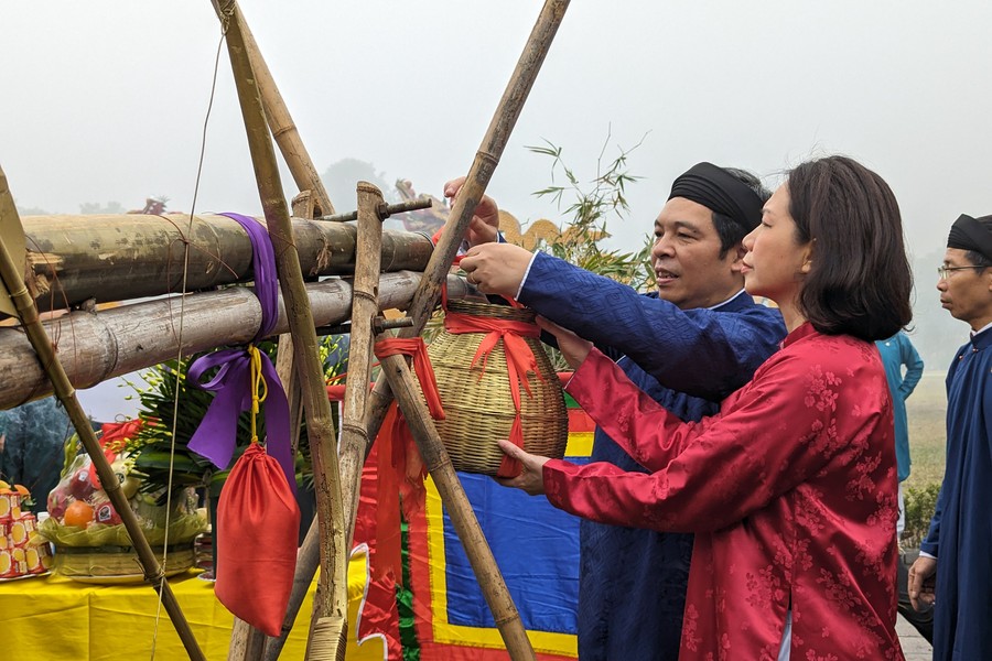 Tận mắt xem nghi lễ thả cá chép trên sông cổ, dựng cây Nêu ở Hoàng Thành Thăng Long
