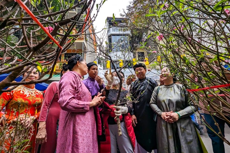 Ấn tượng hình ảnh áo dài truyền thống mang màu Tết xưa ở chợ hoa phố cổ Hà Nội 