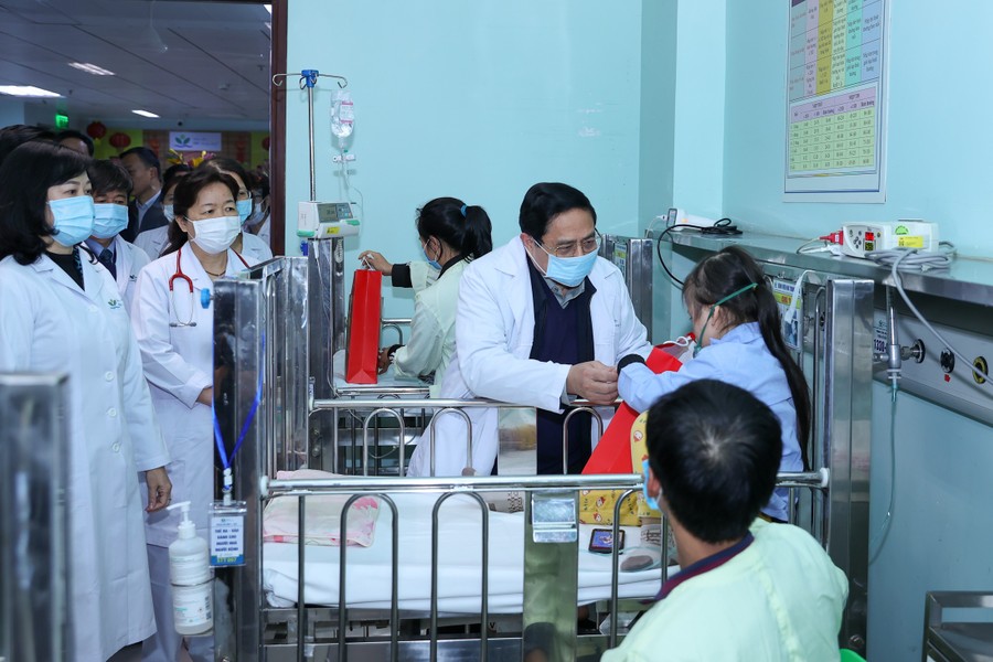 Thủ tướng Phạm Minh Chính thăm, động viên bác sĩ và bệnh nhân hai bệnh viện tại Hà Nội ngày sát Tết