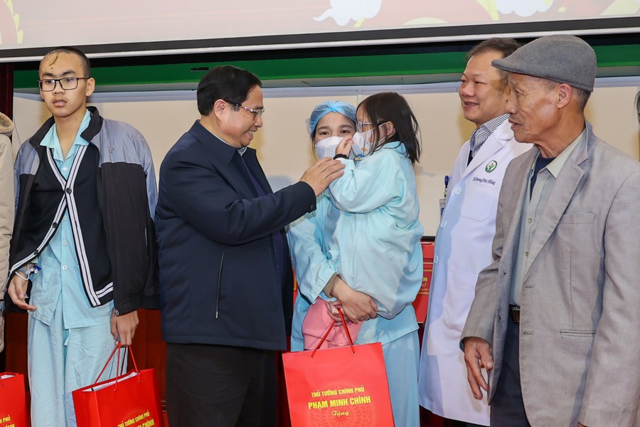 Thủ tướng Phạm Minh Chính thăm, động viên bác sĩ và bệnh nhân hai bệnh viện tại Hà Nội ngày sát Tết