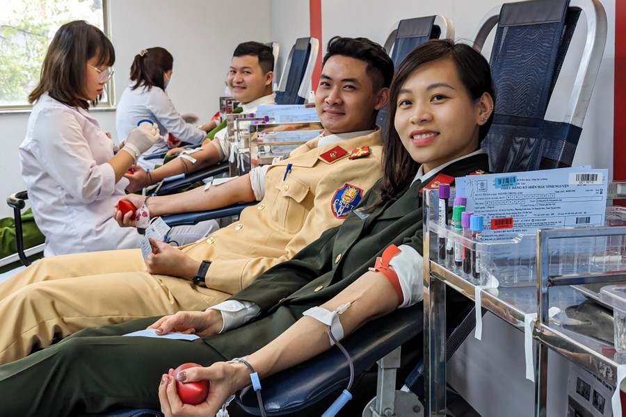Tranh thủ giờ nghỉ sau ca trực, Công an Thủ đô đi hiến máu cứu người sớm mùng Một Tết Giáp Thìn 
