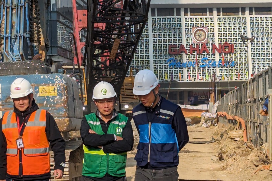 Nụ cười tươi rói của công nhân trên công trình trọng điểm làm xuyên tết ở Thủ đô