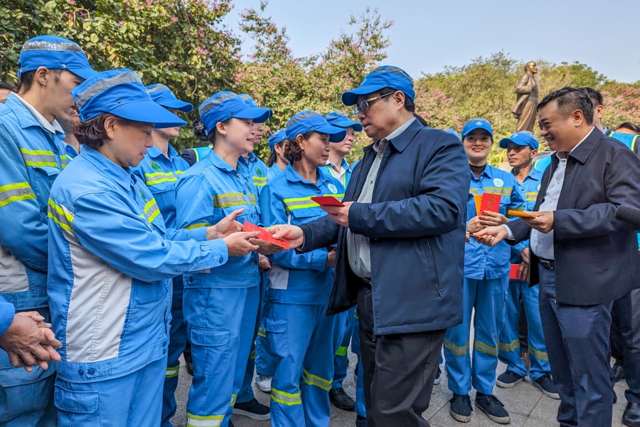Thủ tướng thăm công trường làm xuyên Tết Giáp Thìn, động viên công nhân môi trường Thủ đô 