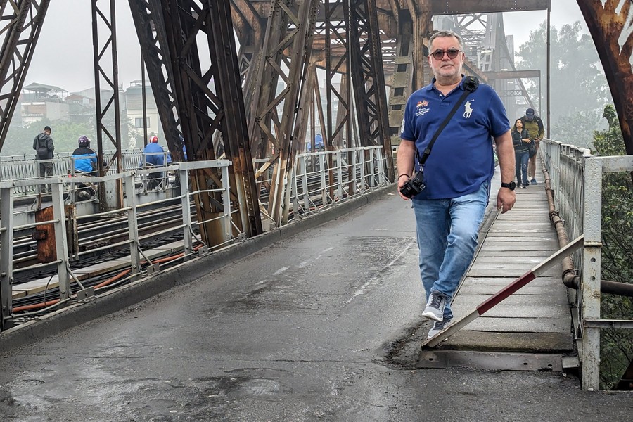 Cận cảnh những thanh thép hàn chắn ngang lối đi bộ trên cầu Long Biên