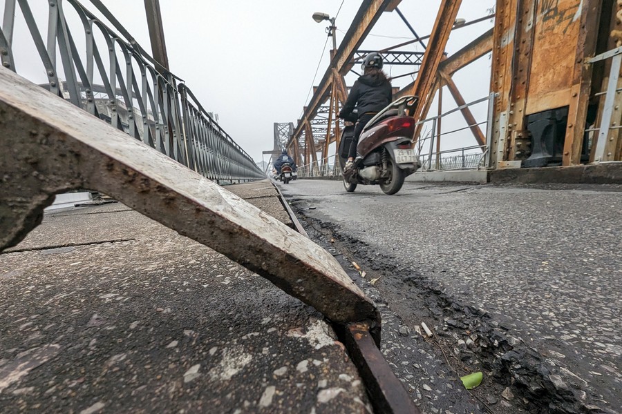 Cận cảnh những thanh thép hàn chắn ngang lối đi bộ trên cầu Long Biên