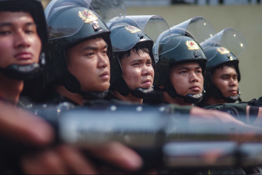 Xem chiến sỹ Cảnh sát cơ động Hà Nội khổ luyện diễu binh cho lễ kỷ niệm 50 năm ngày truyền thống 