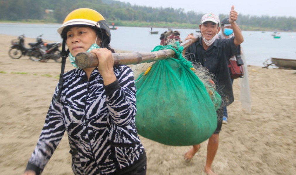 Lực lượng Công an bám biển giúp ngư dân chống cơn bão số 5