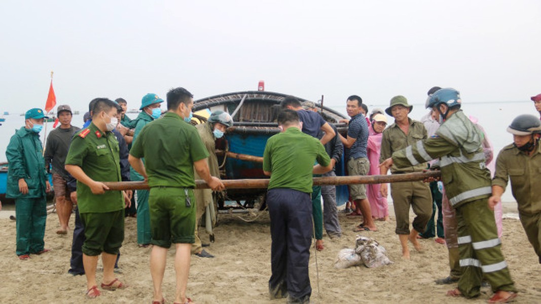 Lực lượng Công an bám biển giúp ngư dân chống cơn bão số 5