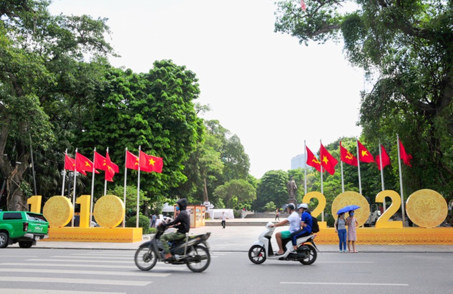 Phố phường rực rỡ chào mừng 1010 năm Thăng Long - Hà Nội