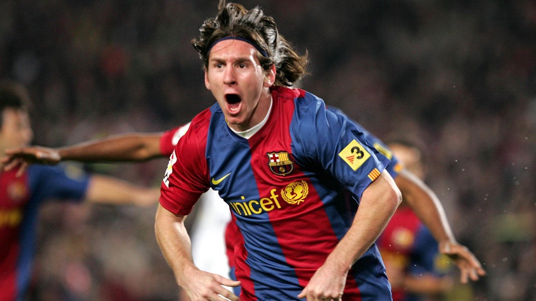 10 khoảnh khắc biểu tượng của Messi tại Barca