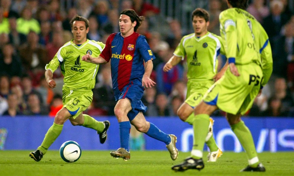 10 khoảnh khắc biểu tượng của Messi tại Barca