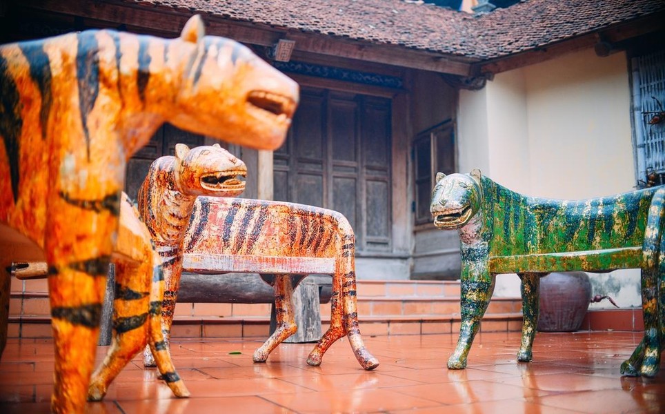 Độc đáo nghệ thuật tạo hình hổ từ gỗ mít và đá ong