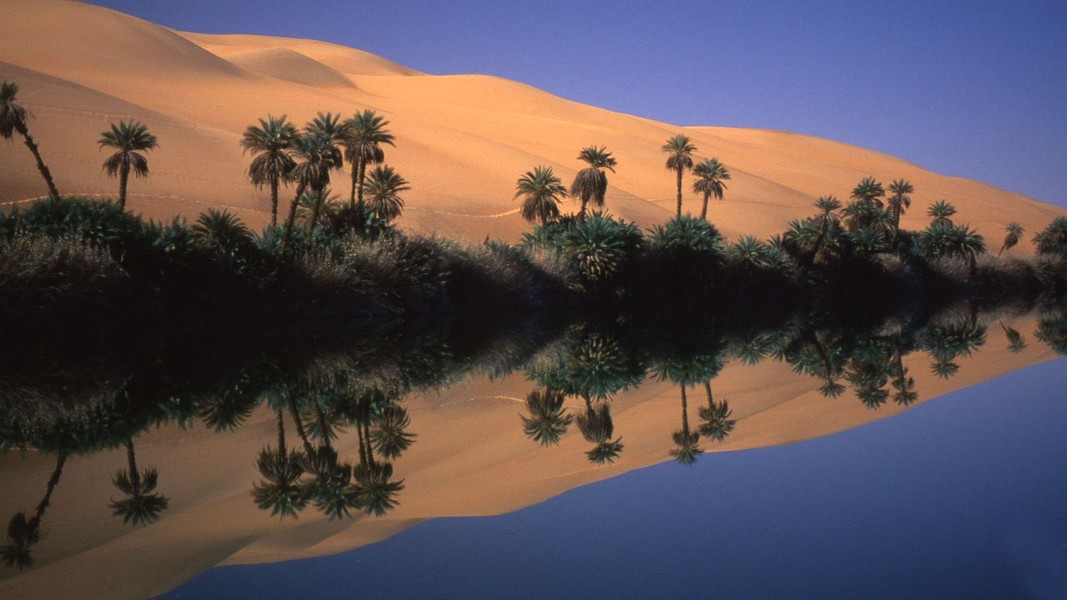 Hồ nước đẹp như trong truyện cổ tích, ẩn mình giữa lòng sa mạc Sahara