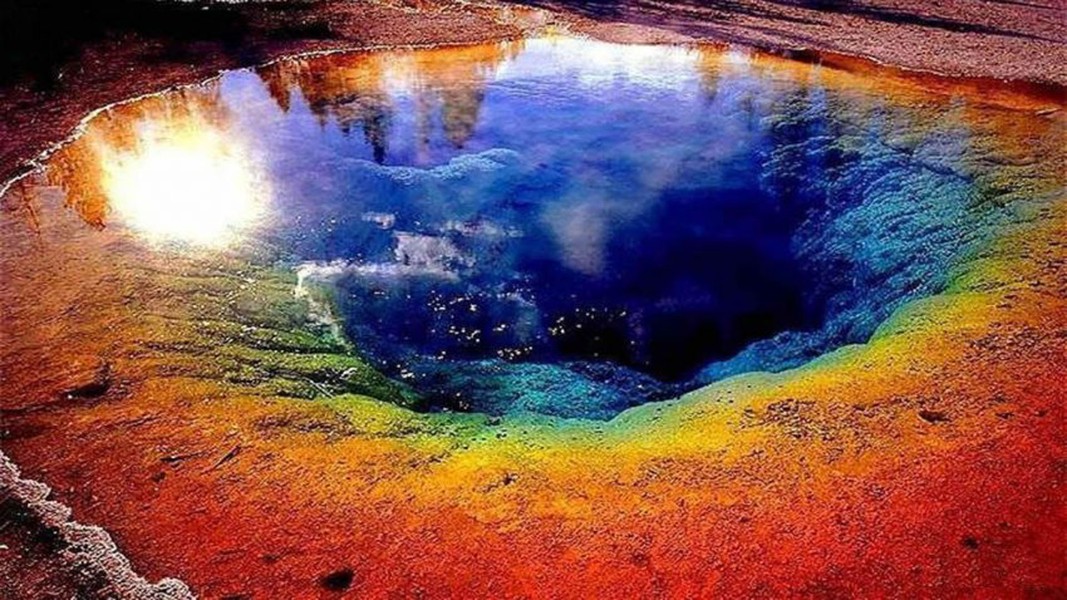 Bí mật đằng sau hồ nước nóng tự đổi màu độc đáo nhất trên thế giới