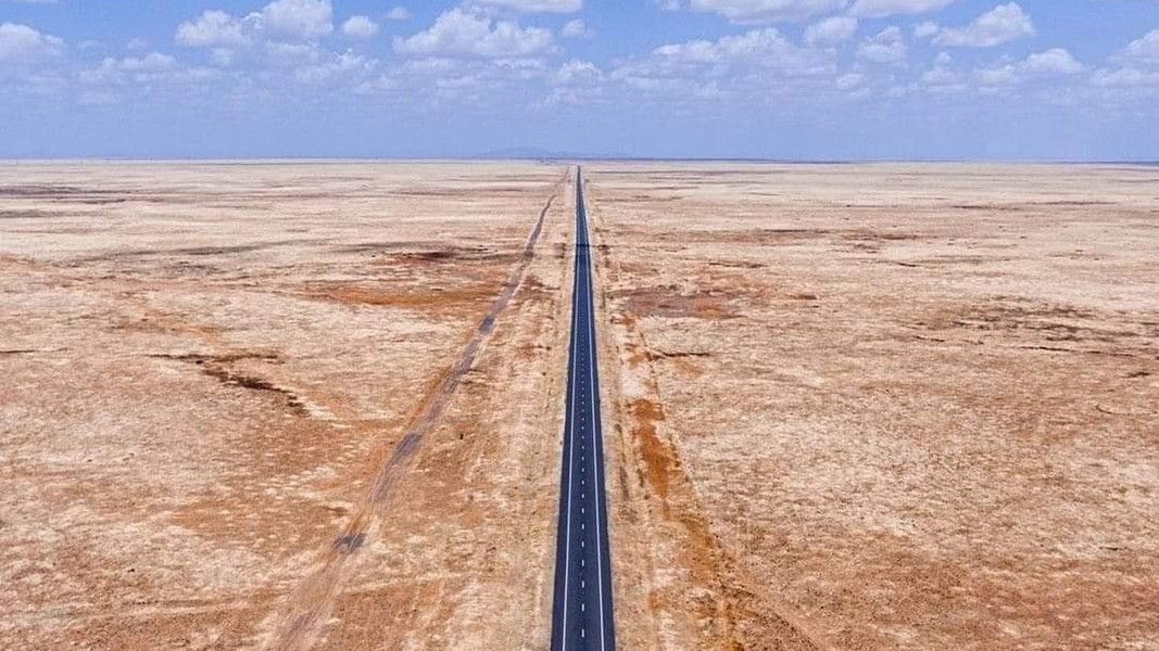 Đường cao tốc thẳng tắp, dài nhất thế giới