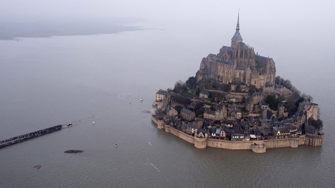 Lâu đài hơn 1.300 năm tuổi lơ lửng trên mặt biển