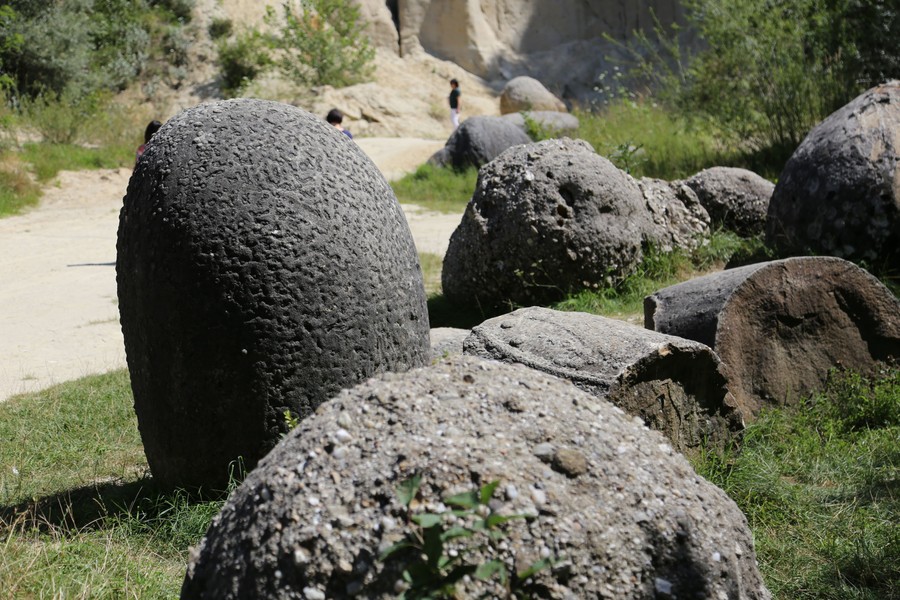 Những viên đá kỳ lạ có khả năng phình to và di chuyển sau mỗi cơn mưa