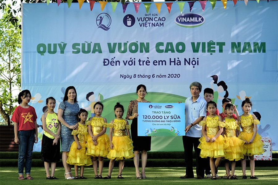 “Để mọi trẻ em được uống sữa mỗi ngày” và hành trình xuyên mùa dịch của Quỹ sữa Vươn cao Việt Nam