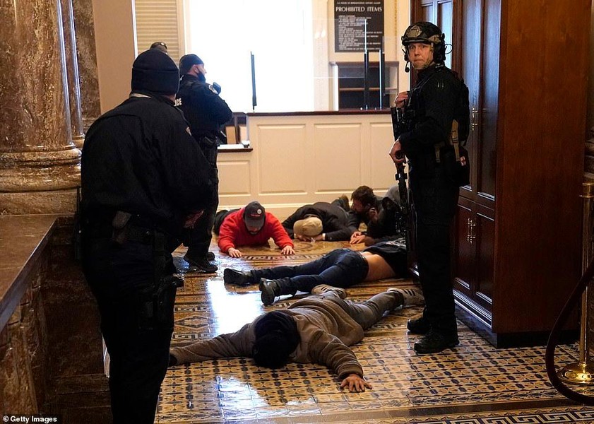 [ẢNH] Cận cảnh đám đông người biểu tình tràn vào tòa nhà Quốc hội Mỹ