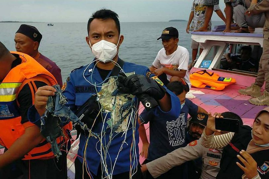 [ẢNH] Diễn biến mới nhất vụ máy bay chở khách Indonesia rơi xuống biển