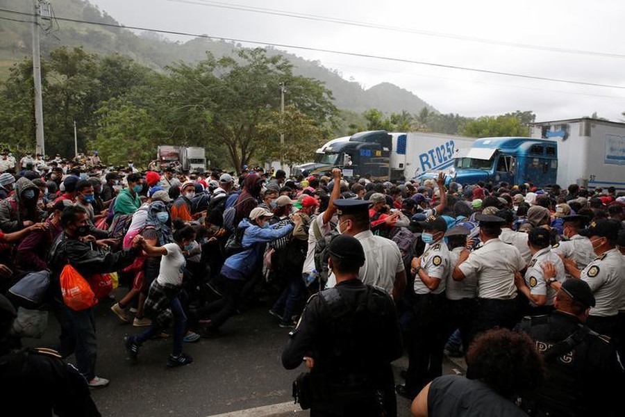 [ẢNH] Lực lượng an ninh Guatemala đụng độ đoàn người di cư tới Mỹ