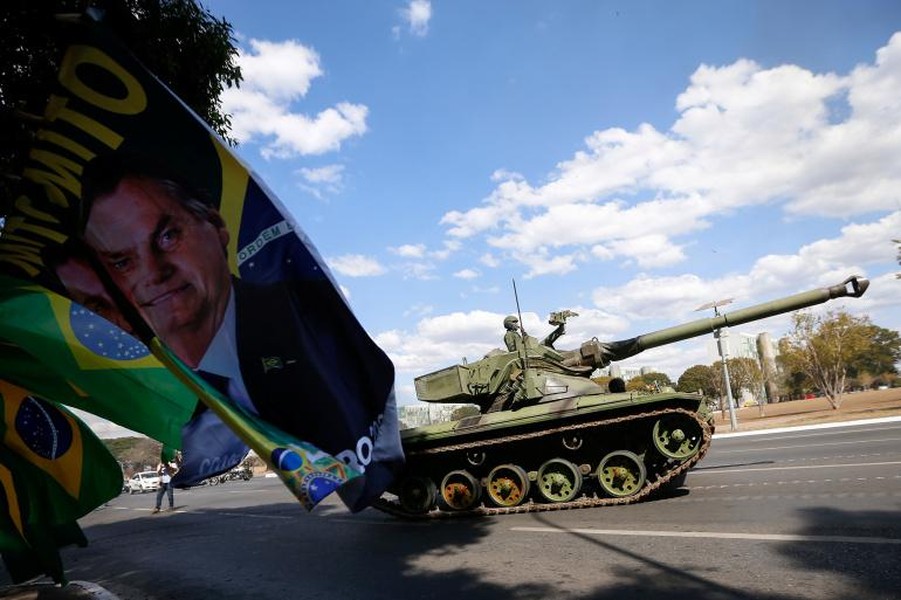 [ẢNH] Ẩn ý đằng sau cuộc diễu binh bất thường bên ngoài Dinh Tổng thống Brazil