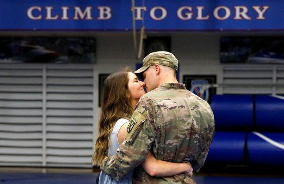 [ẢNH] Khoảnh khắc binh sĩ Mỹ gặp người thân khi trở về từ Afghanistan