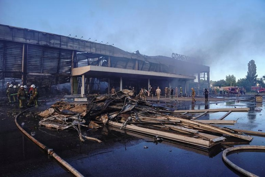 Trung tâm thương mại Ukraine tan hoang sau khi trúng tên lửa